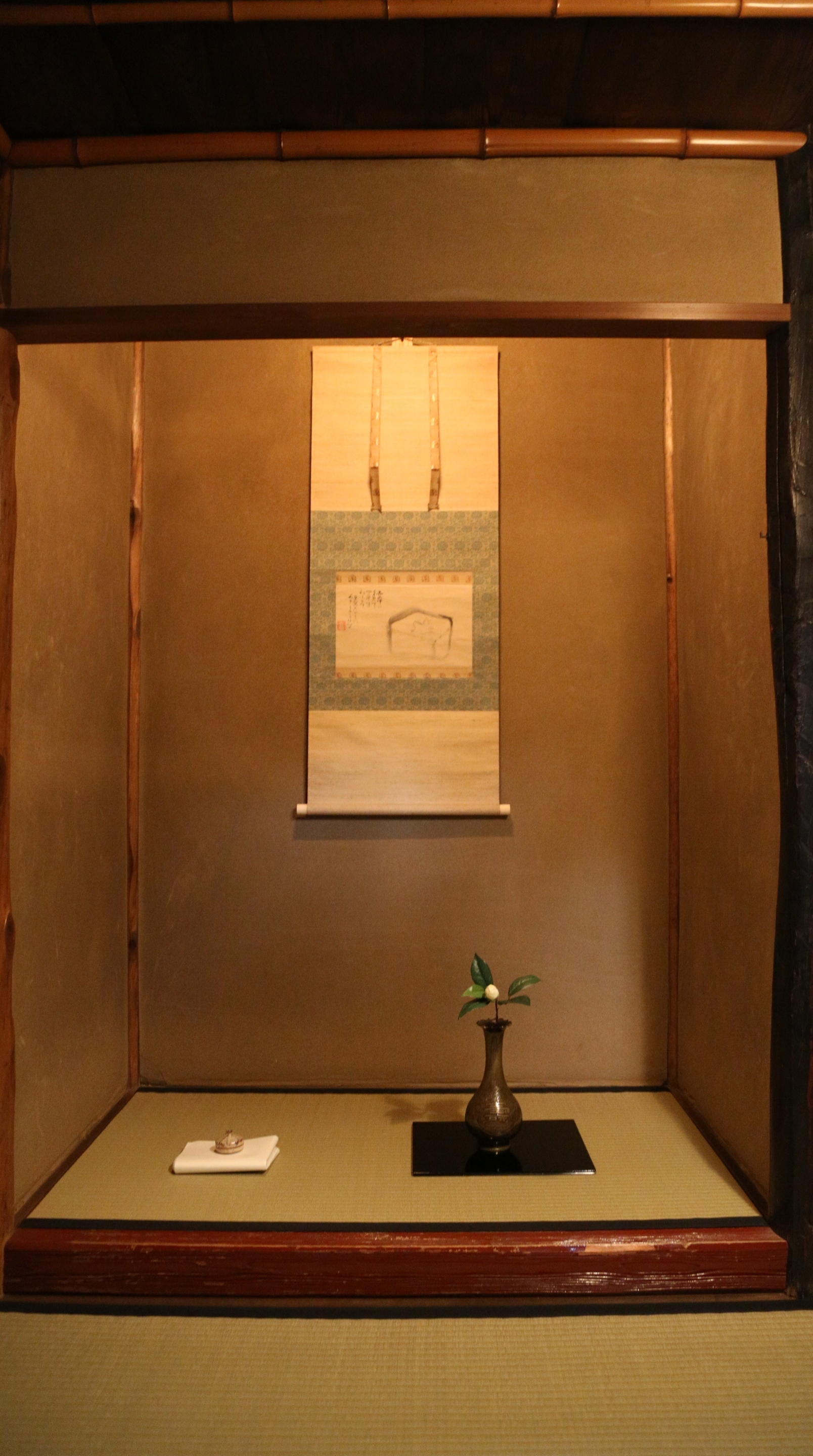 The tokonoma alcove in a Japanese teahouse. ©TOKI