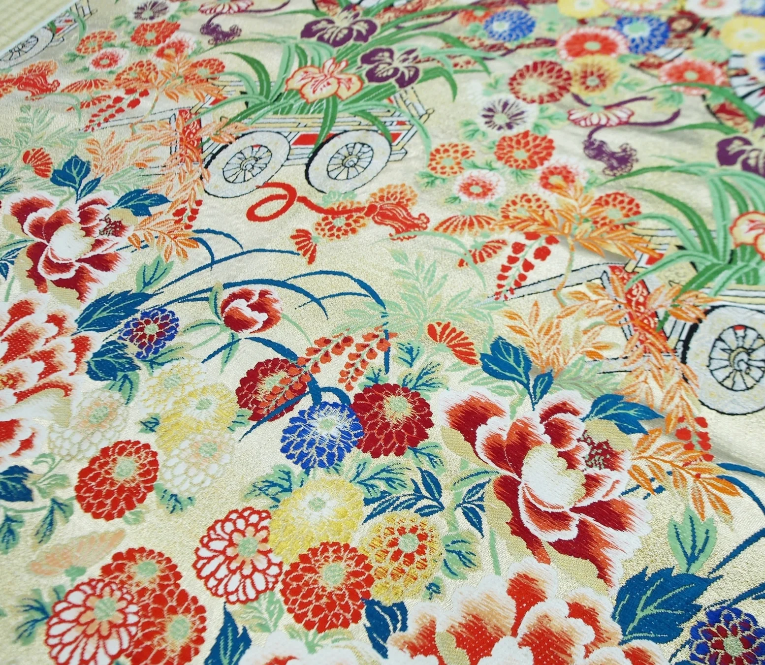 A woven fabric piece containing an intricate blend of colors, portraying miyabi aesthetics. ©TOKI
