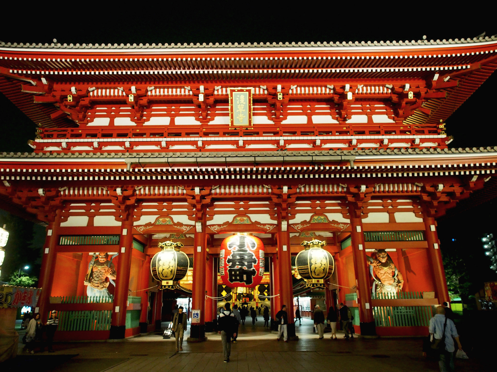 The giant red lantern of Sensoji, a symbol of the Sumida area, can be found at the end of rows of shops and stalls selling traditional handicrafts, treats, and sweets. ©TOKI