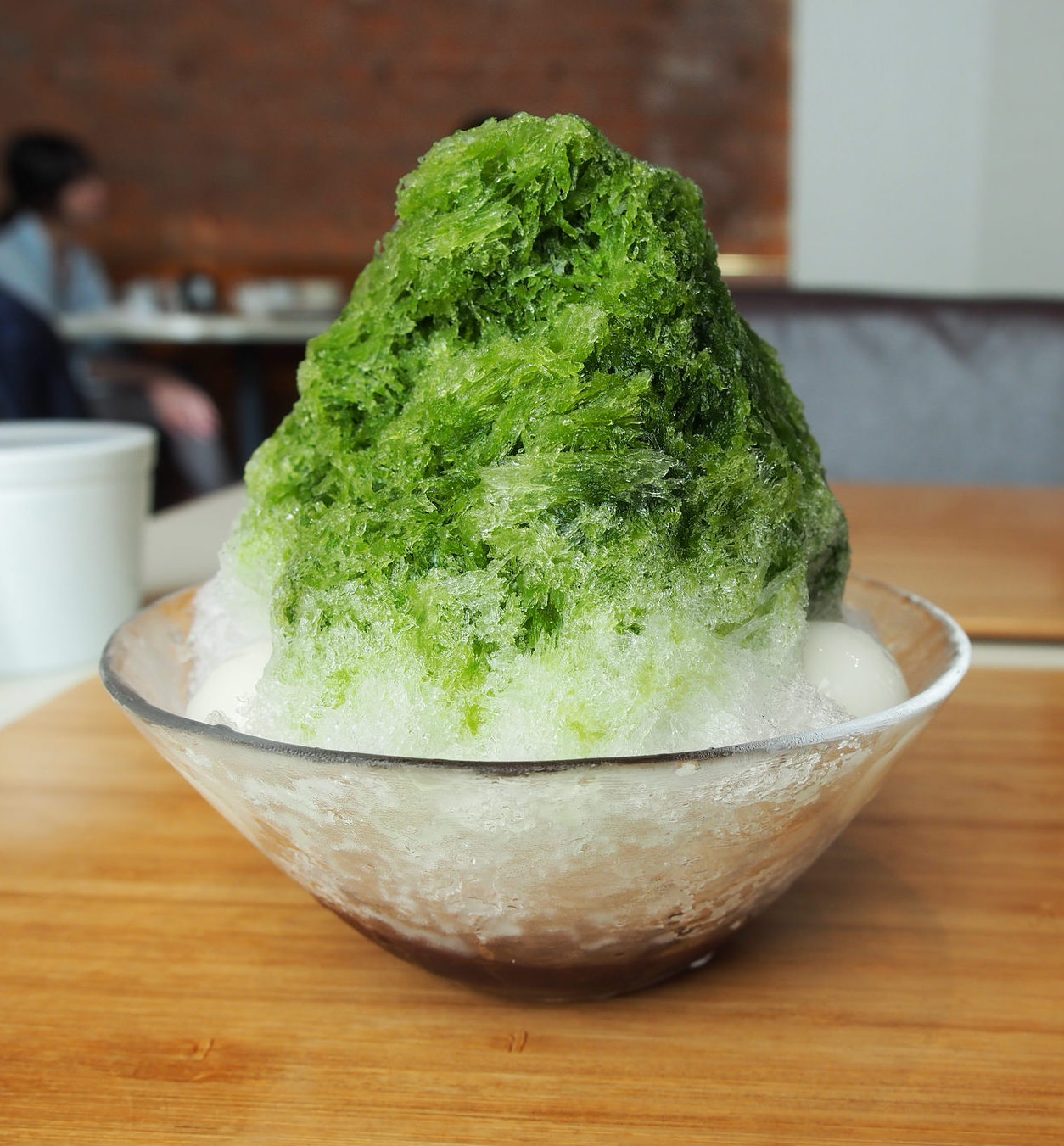 Matcha-flavored shaved ice is the perfect way to cool down. ©TOKI