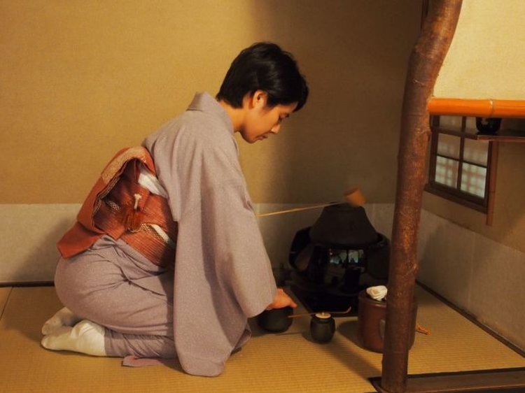The host prepares the tea in front of the guests. © TOKI