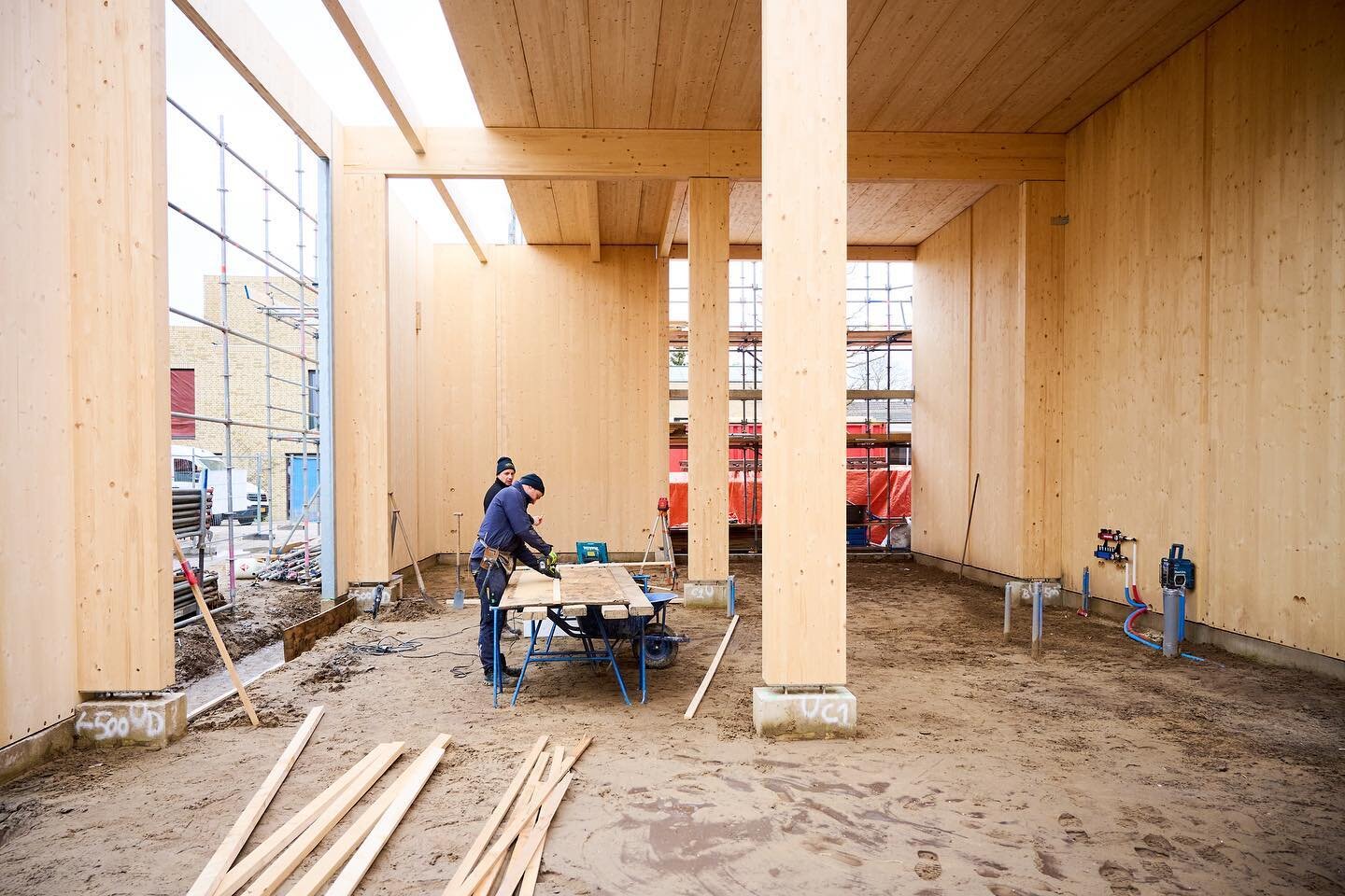 The Body Building is rising! A radically sustainable building being the first of its kind in NL built from a combination of CLT and hemp lime. Designed as a permanently changing, never finished body, with a green roof. It will house artist studios an