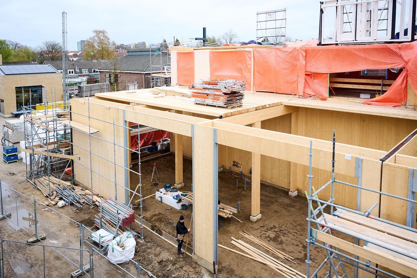 The Body Building is rising! A radically sustainable building being the first of its kind in NL built from a combination of CLT and hemp lime. Designed as a permanently changing, never finished body, with a green roof. It will house artist studios an
