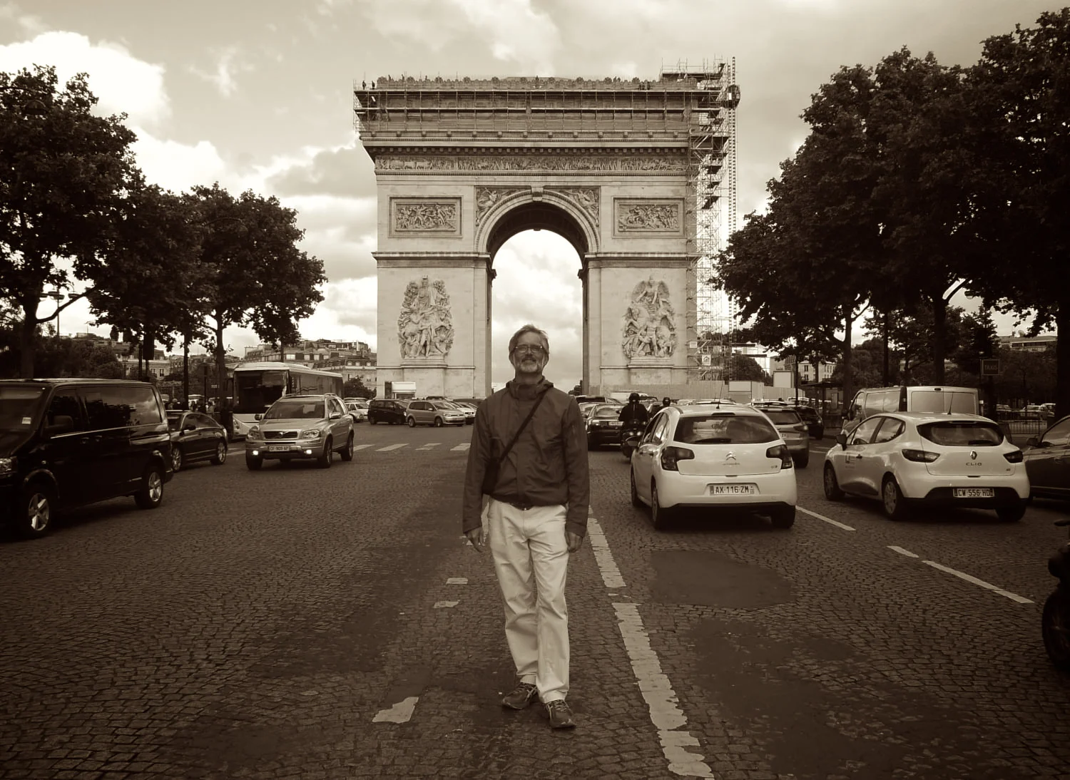 In front of l'Arche de Triomphe, Paris