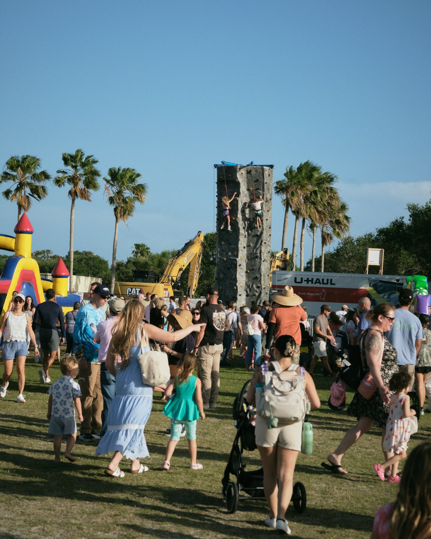 A beautiful night in the park for our Good Friday Picnic and Communion Service!🍕🌮🎈🏉✝️🎶