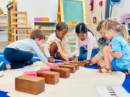 Montessori Pink Tower and Brown Stair extension: ☀️

This activity helps children develop more abstract and complex understandings of dimension, spatial relationships, and fine motor skills. By engaging in activities such as building patterns, creati