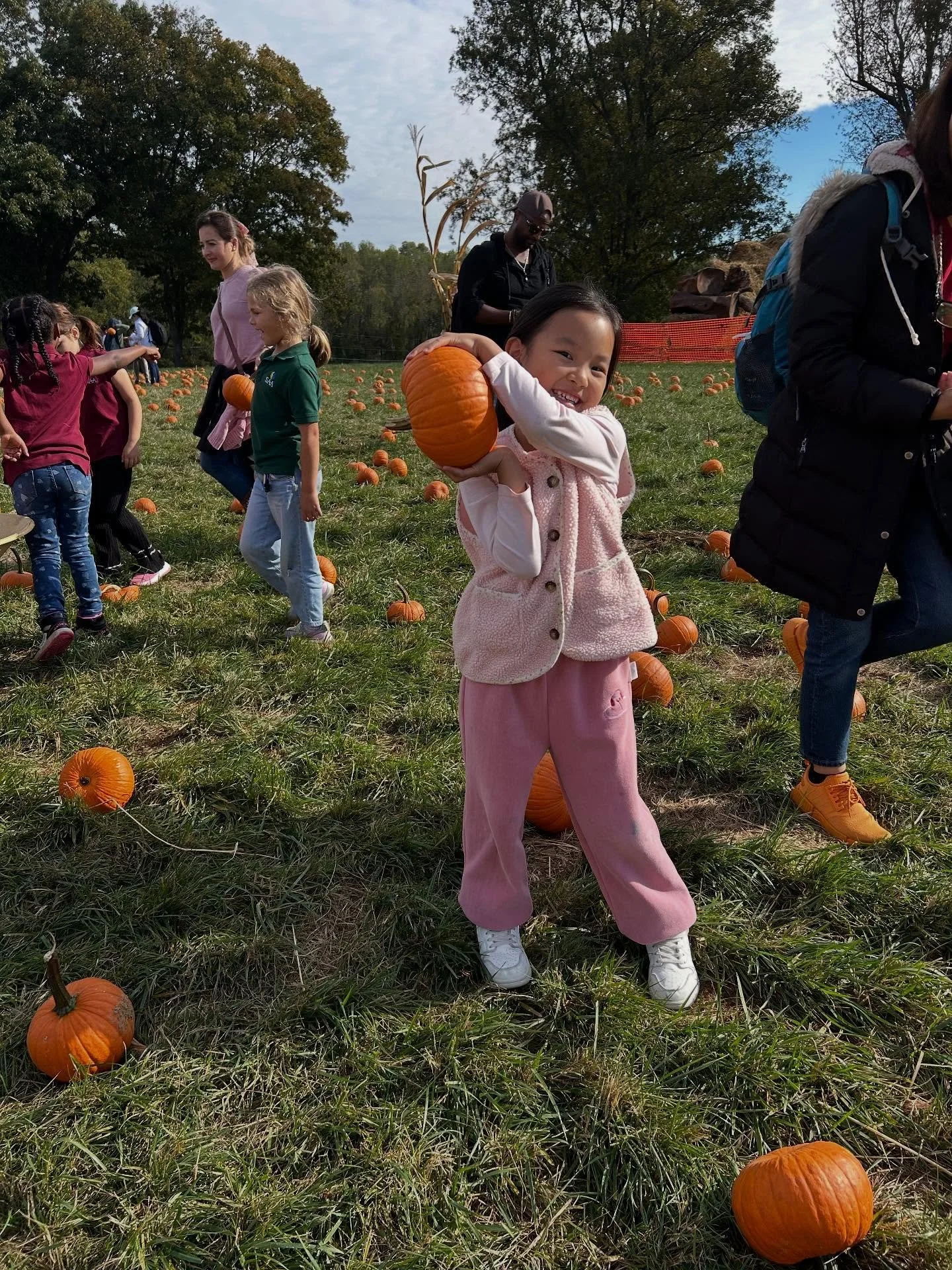 Butler&rsquo;s Orchard is always a good idea ✨✨🎃🎃 The kids had a fun time today and the weather was perfect!🌞⭐️ We love making precious memories at MSOW❤️
#Butlersorchard #pumpkinpatch #Applecider #Appleciderdonut #kettlecorn #msow #montessorischo