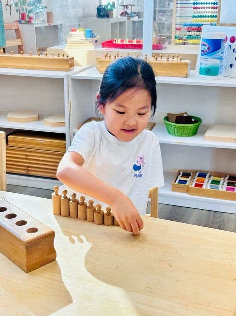 Happy Friday! ☀️☀️ Our friend is exploring the Knob Cylinders, which help with building focus, comparison skills, and an early sense of dimension!🌺✨⭐️#Montessori #MontessoriEducation#Montessorischoolofwashington #MSOW #childrenarethefuture #love