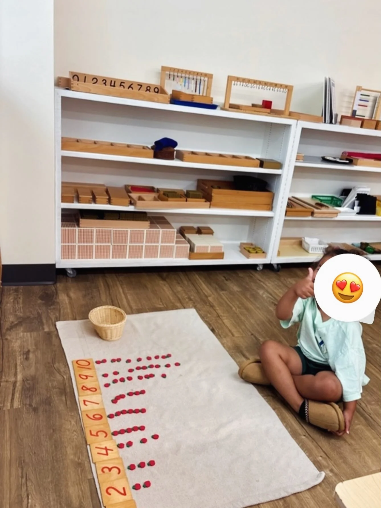 🌟Happy Monday🌟  Activity: Montessori cards and counters is a foundational early math material used to teach number sequencing, one-to-one correspondence, and the concepts of odd and even numbers. #montessori #montessorischoolofwashington #msow #car
