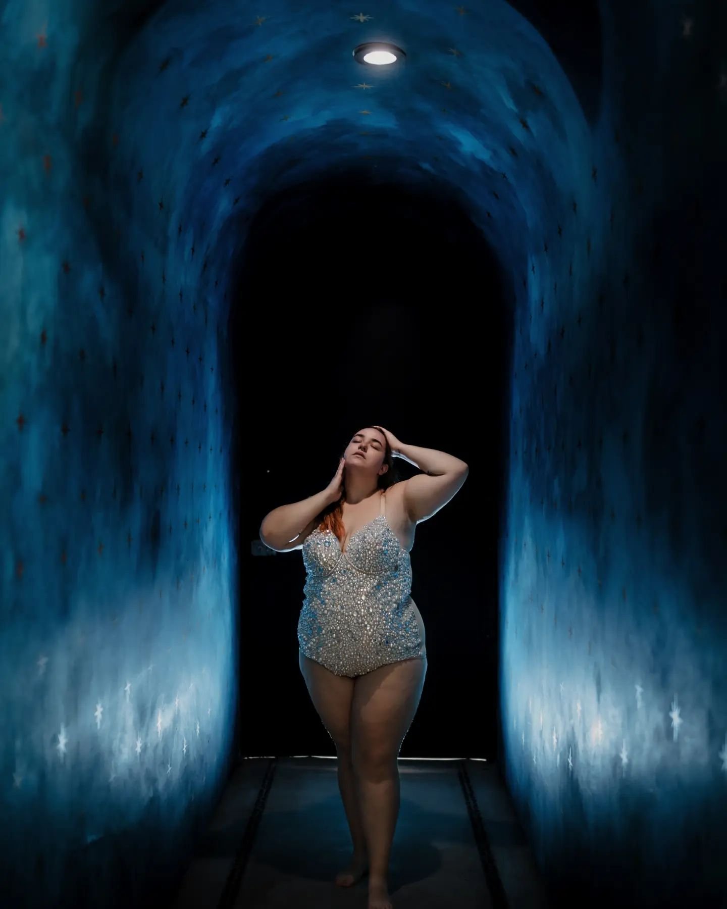 This celestial painted tunnel at the villa we stayed at for @bodyimagebootcamp was downright magical-- especially paired with off camera flash and the radiant @kristenchavezmodel ✨