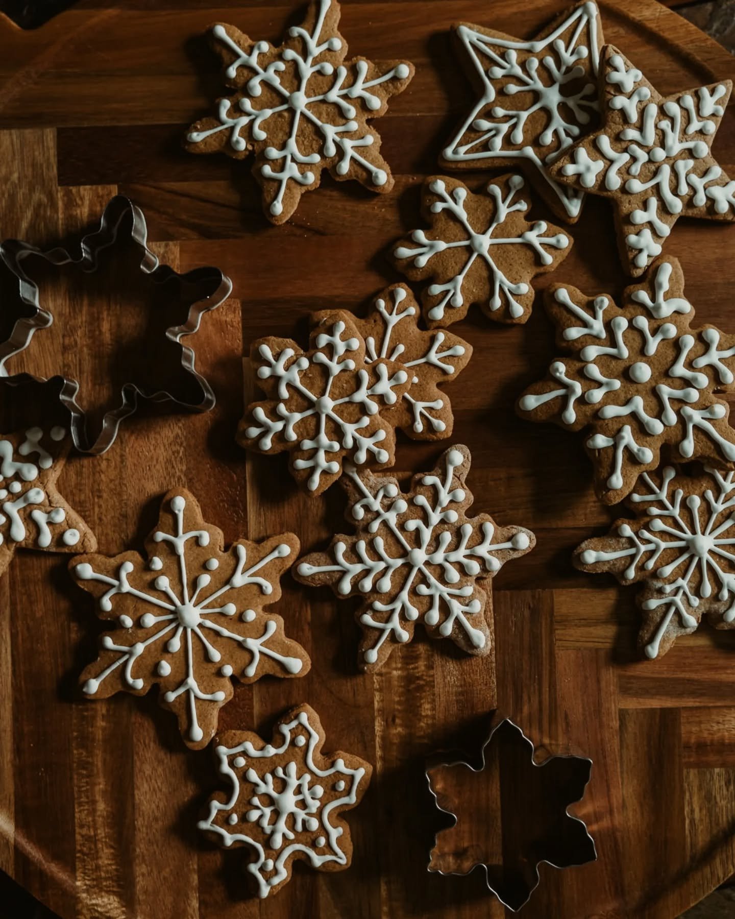 Merry merry everyone! Every year I make and decorate gluten free cookies to give to family and friends for the holidays (and to munch on), and then I don't practice my icing skills for a whole year until the next holiday season. 🤣 I try to take some