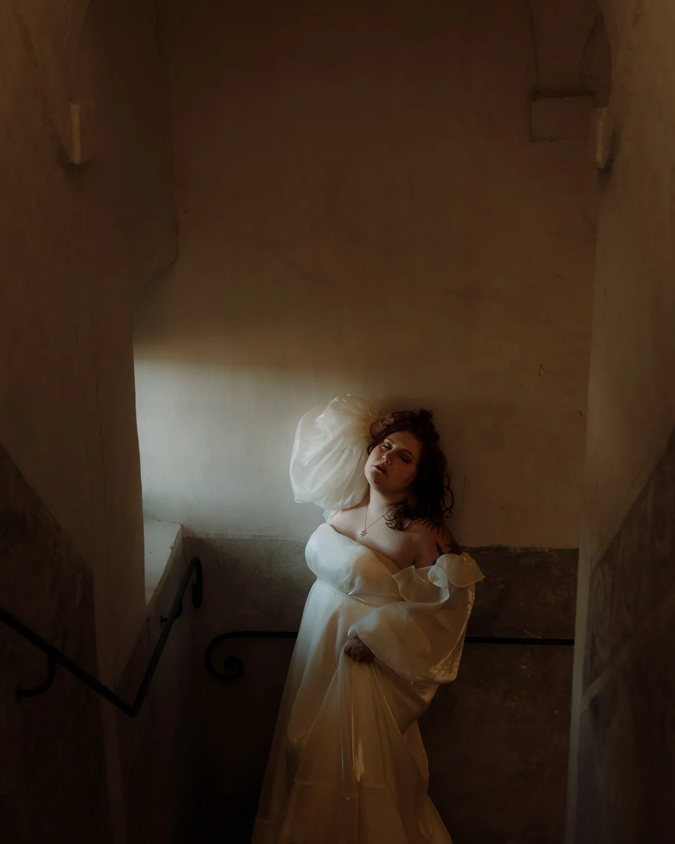 What's this? Photos of *me* on my feed for a change!? Well, yes, and for a very good reason... I'm getting married on Saturday! Felt like a fitting time to post some edits I did on my bridal portraits taken by @morn.den last fall in the villa we stay