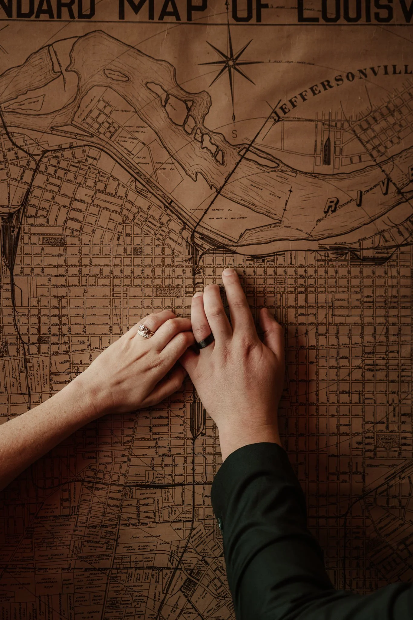 louisville-elopement-photography-maphands_lo_res-1.jpg