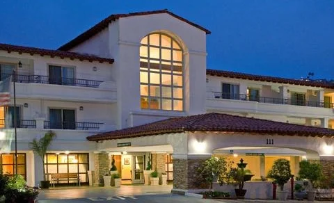 holiday inn at night.jpg
