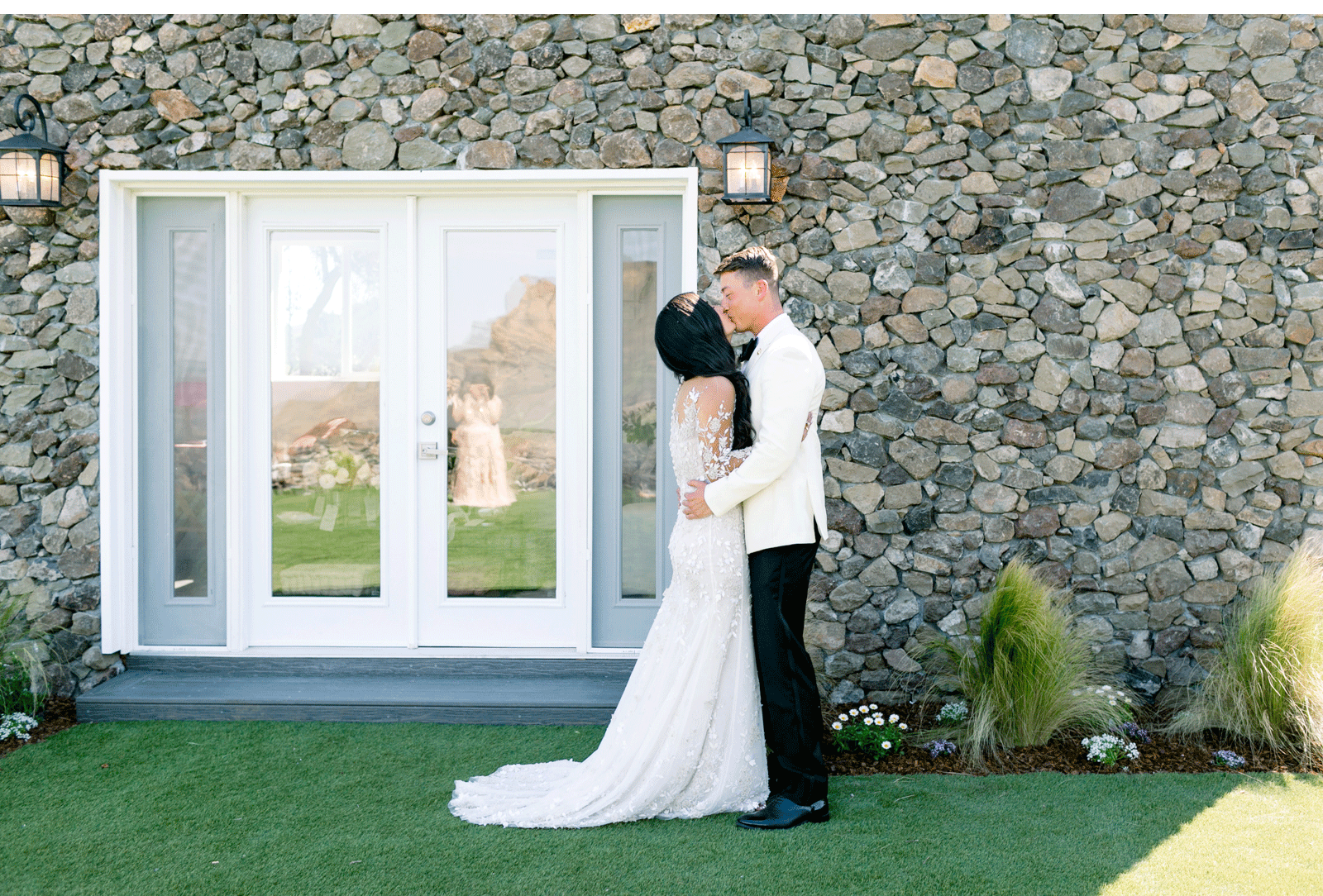 Southern-California-Wedding-Venues-Malibu-Wedding-Photographer-Style-Me-Pretty-Natalie-Schutt-Photography_13.gif
