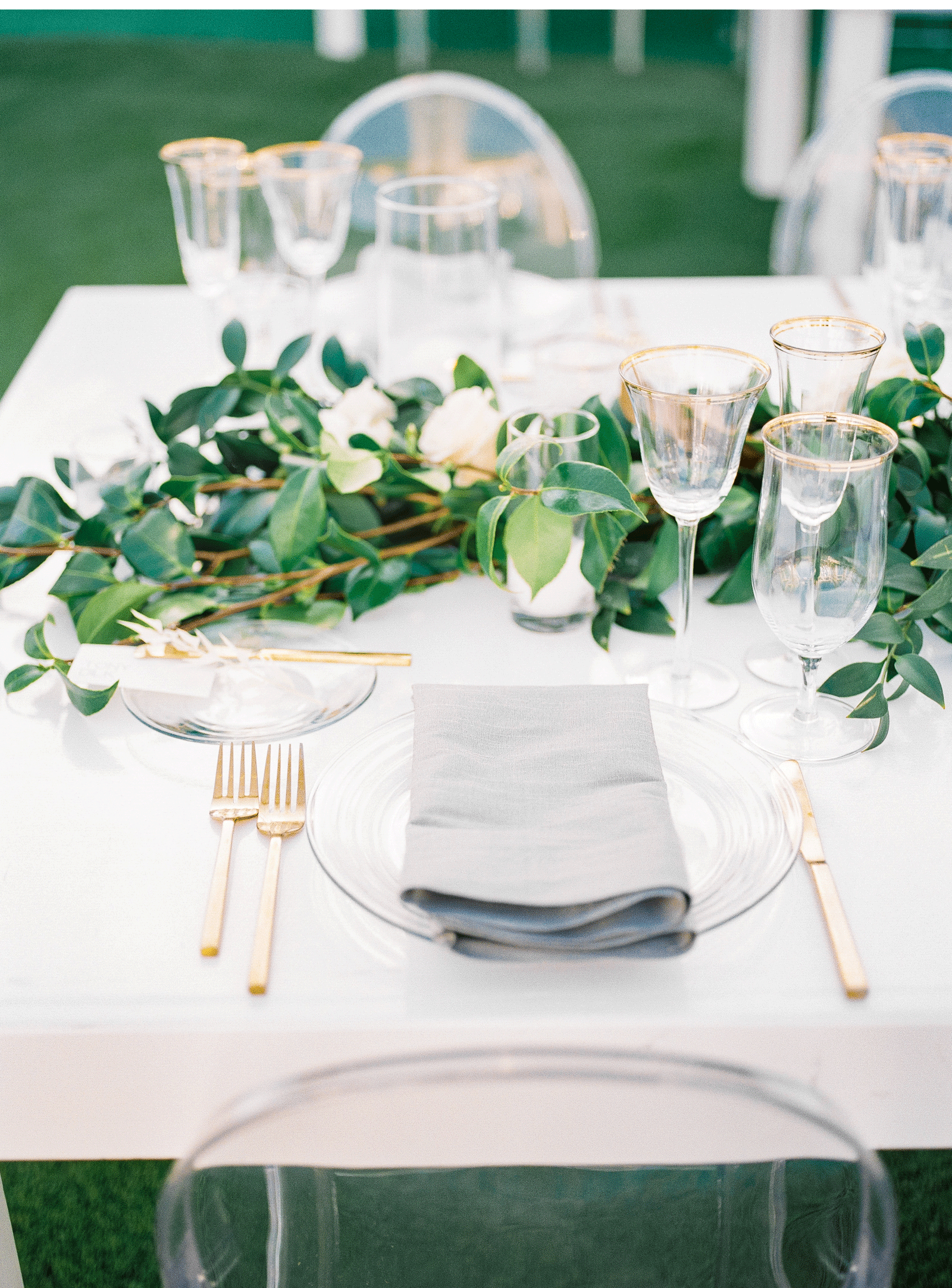 Style-Me-Pretty-2019-Romantic-Minimalist-Malibu-Wedding-Natalie-Schutt-Photography-Saddlerock-Ranch_01.gif