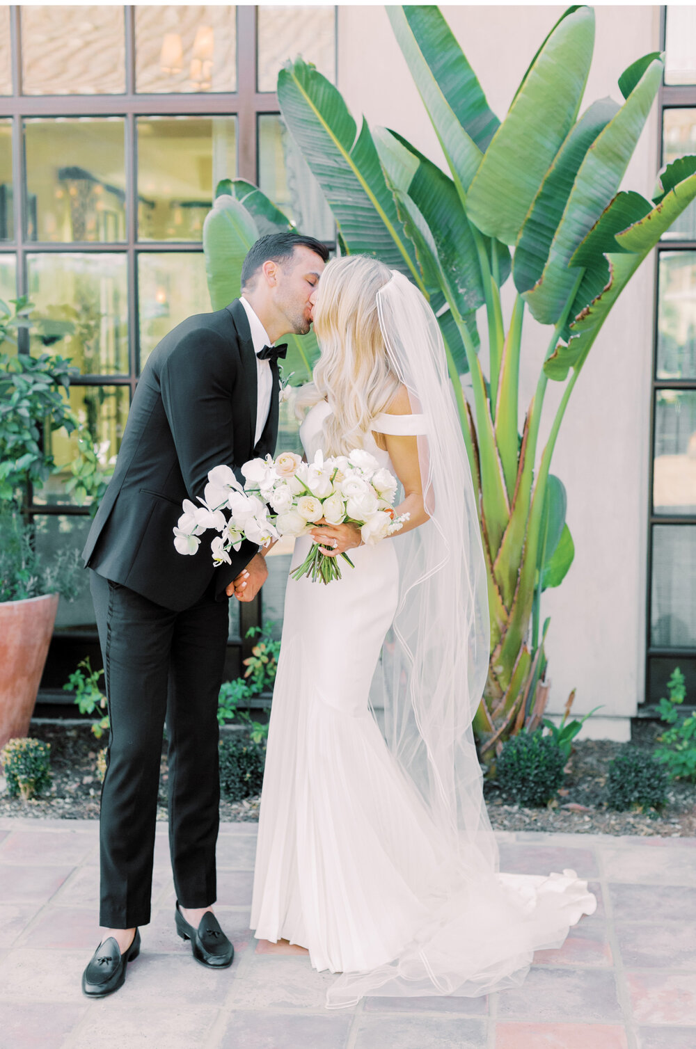 Top-Wedding-Photographers-Los-Angeles-Photographer-Southern-California-Al-Fresco-Wedding-Soft-and-Airy-Creamy-Photos-Fujifilm-Natalie-Schutt-Photography_03.jpg