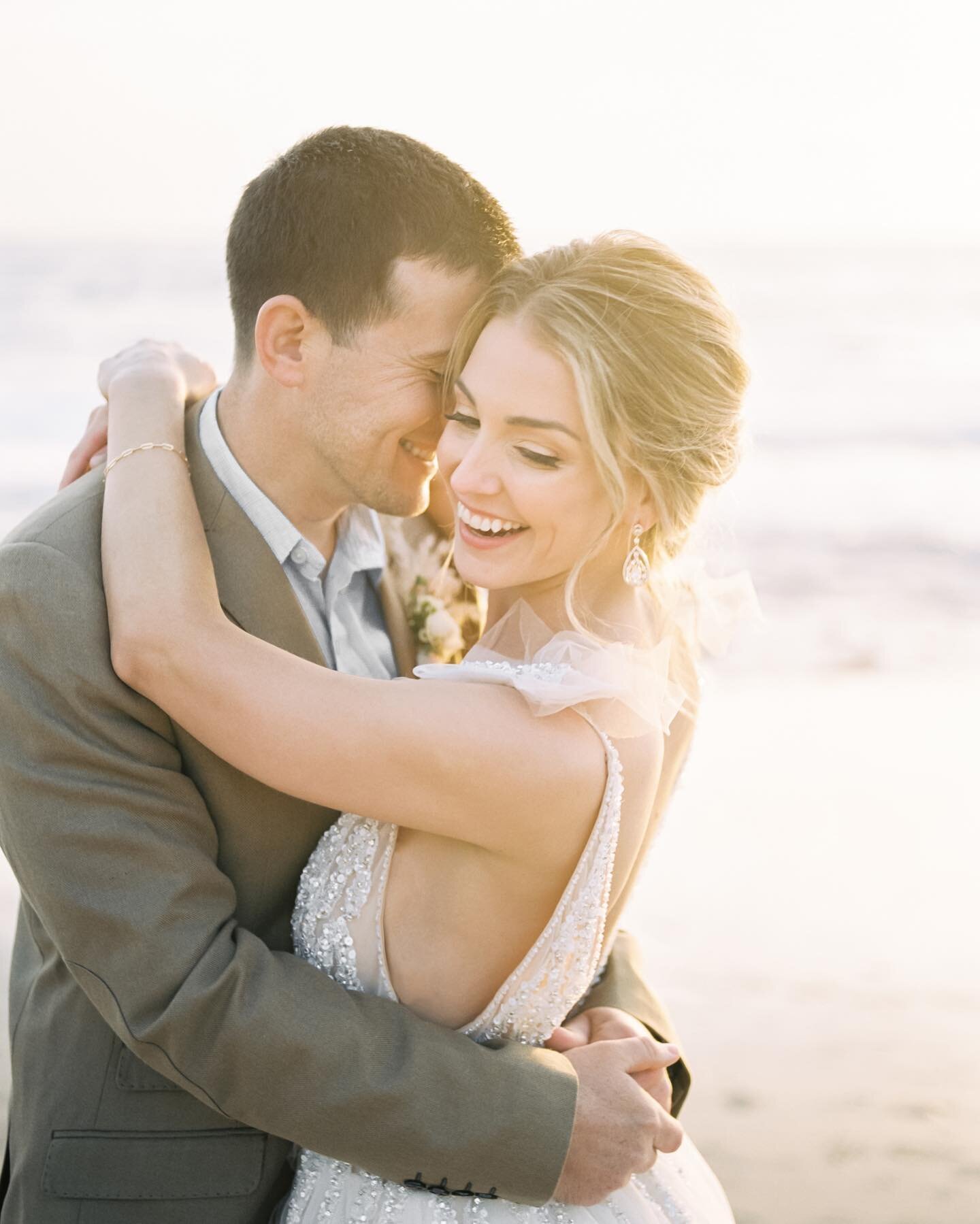 Obsessed with John + Lauren&rsquo;s intimate celebration and her DRESS.✨ I&rsquo;d throw that gorgeous thing on in a heartbeat and do our wedding all over again🙋🏼&zwj;♀️

Looking at these photos reminds me that we can create SO many unique and beau