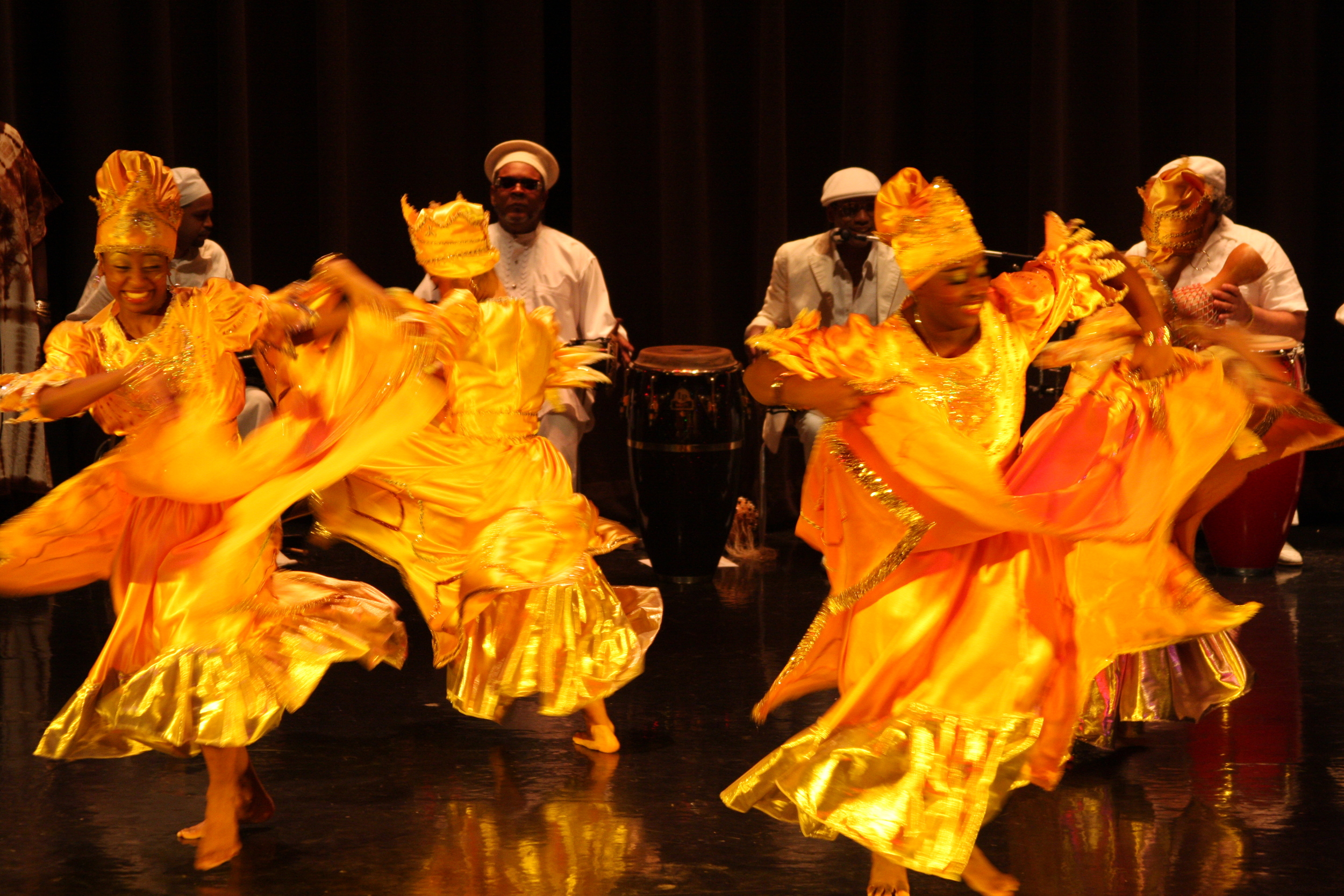 Кубинский танец 5. Кубинские танцы. Национальные кубинские танцы. Румба кубинский танец. Кубинские танцы изображение.