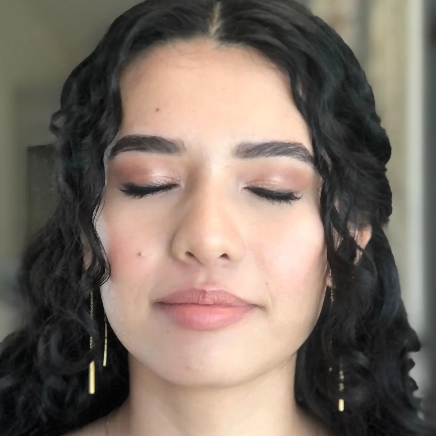 The cutest bridesmaid 💕. She wanted minimal facial coverage, just brow gel and not have her brows filled in, light shimmer tones on her eyes. Foundation: @honest_beauty tinted moisturizer concealer: @tartecosmetics concealer. Eyeshadow: @exa.beauty 