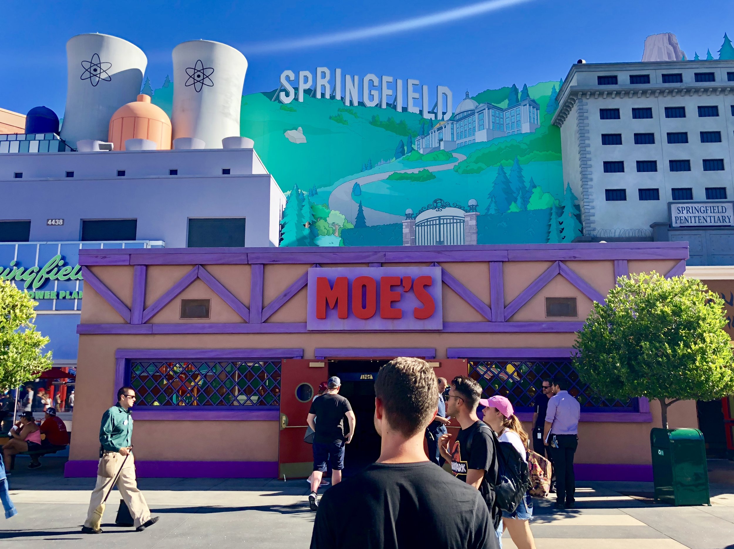 Casually walking into Moe’s. Did I say I’m a Simpsons fan? Thank you Universal Studios.