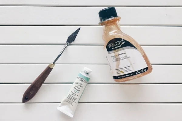 To make the oil paint dry faster, I mix Winsor&Newton Liquin oil painting medium into my paints.