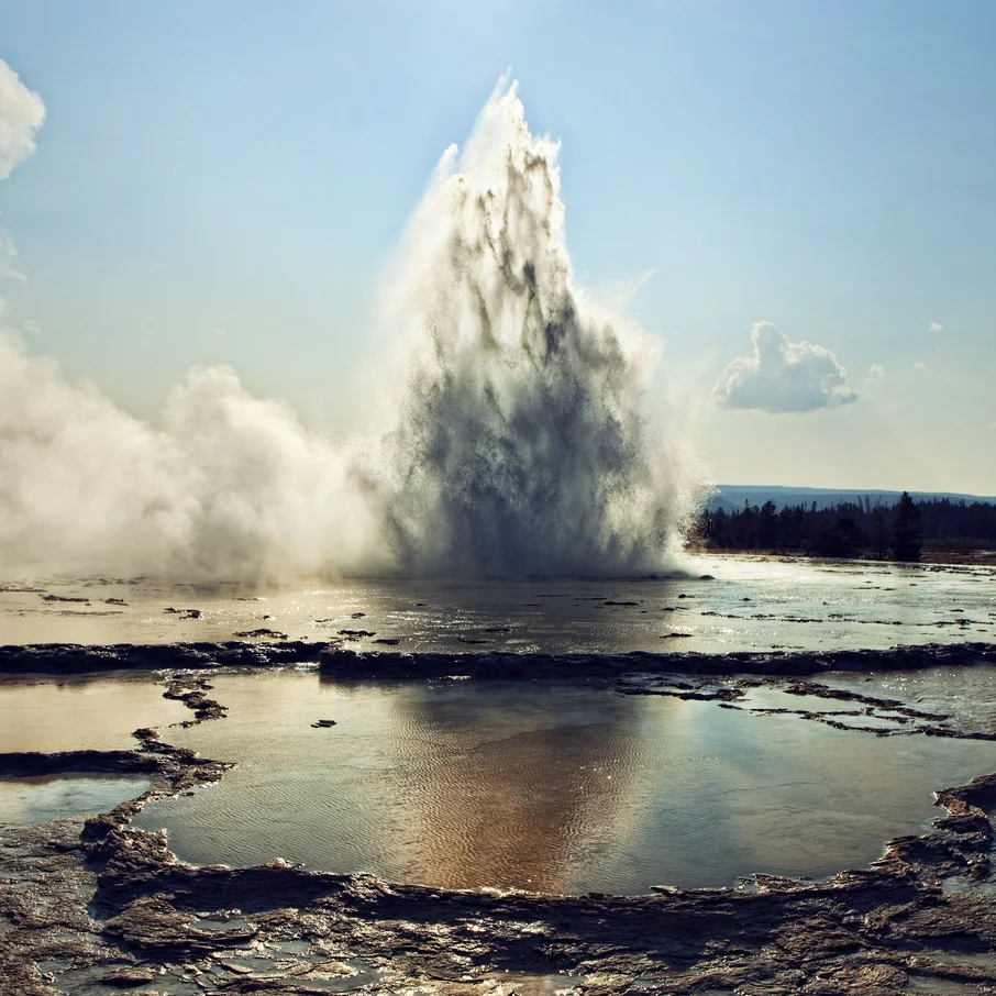 12_DUT_Nonstop_Yellowstone_GeyserTerrace_V01.jpg