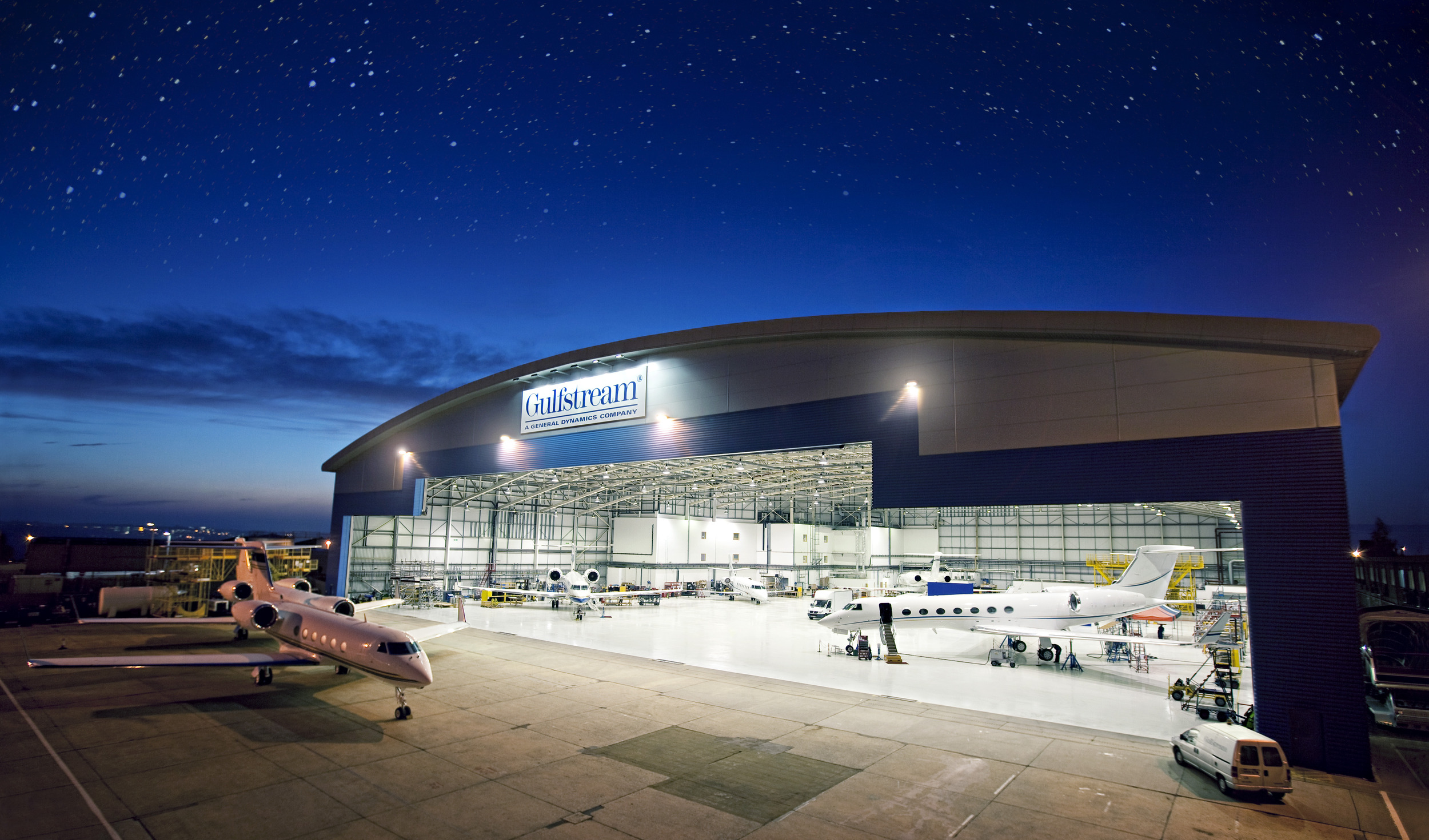 DUT_Nov2011_Luton_HangerExterior_1.jpg