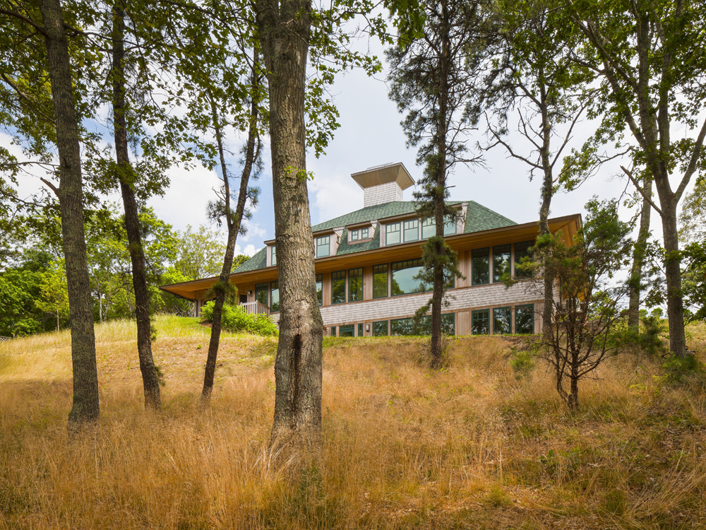 HOUSE ON THE LAKE