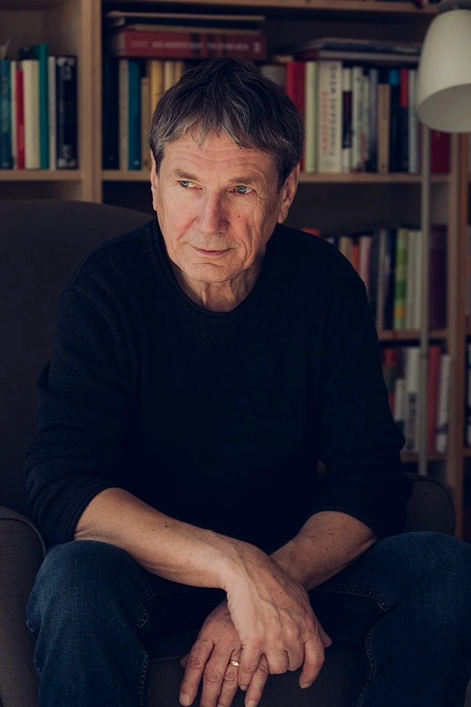 Der Schriftsteller Harald Jähner, fotografiert in seinem Haus in Panketal.  Für den Observer.