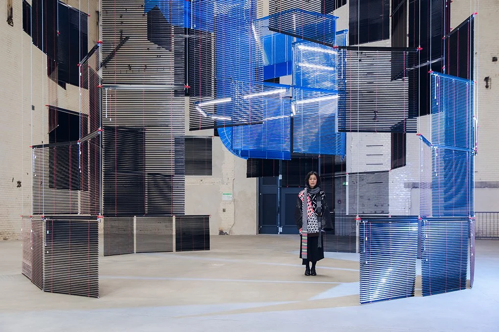Die koreanische Künstlerin Haegue Yang in ihrer Installation im Kindl Berlin. Für Art Magazin.