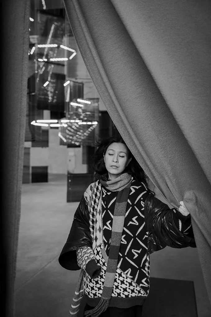 Die koreanische Künstlerin Haegue Yang in ihrer Installation im Kindl Berlin. Für Art Magazin.