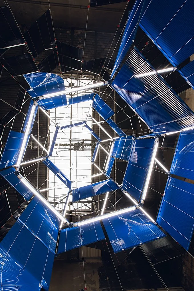 Die koreanische Künstlerin Haegue Yang in ihrer Installation im Kindl Berlin. Für Art Magazin.