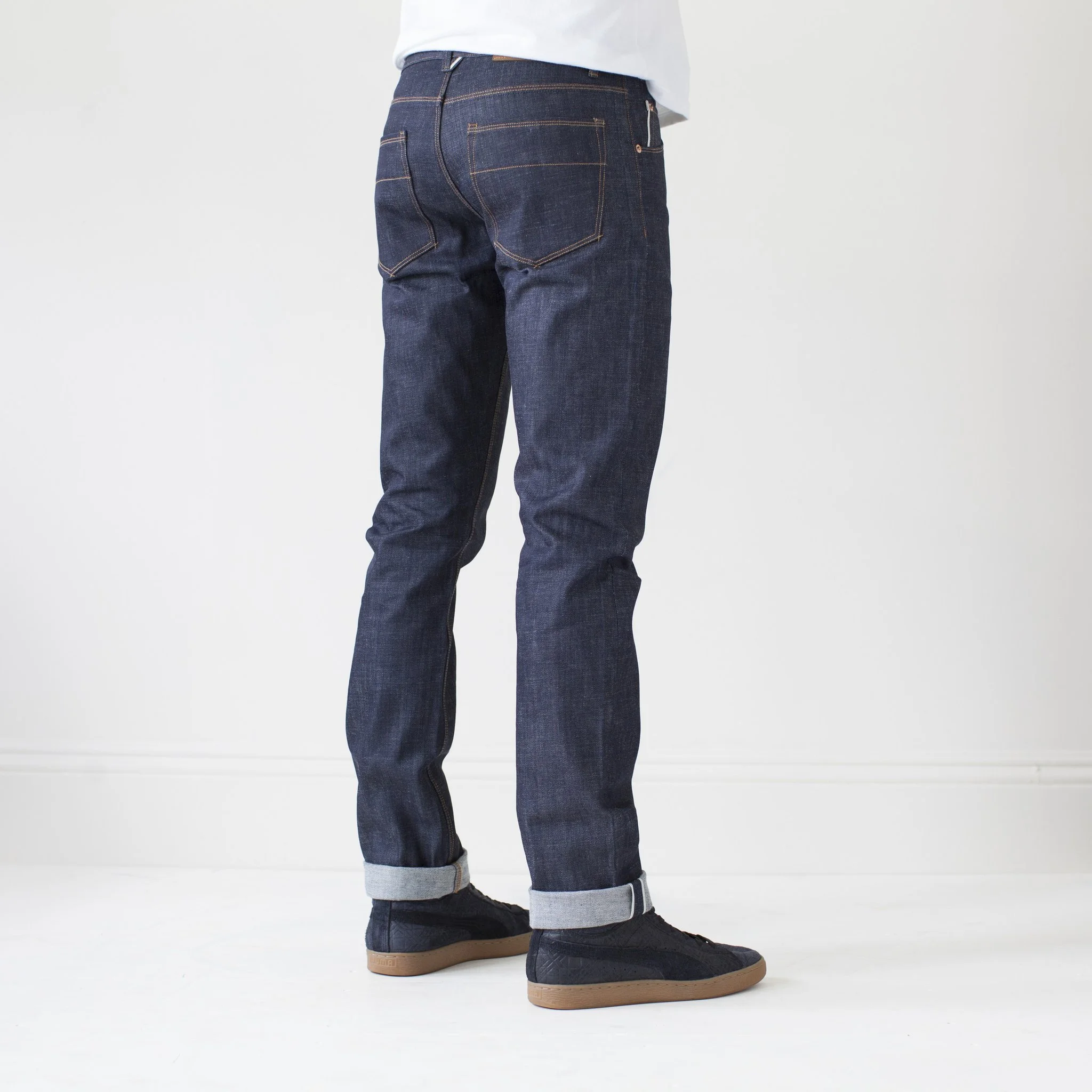 Model_sideback_1610122_Mens_Jeans_Jones_Organic_Selvedge_Raw_2048x.jpg