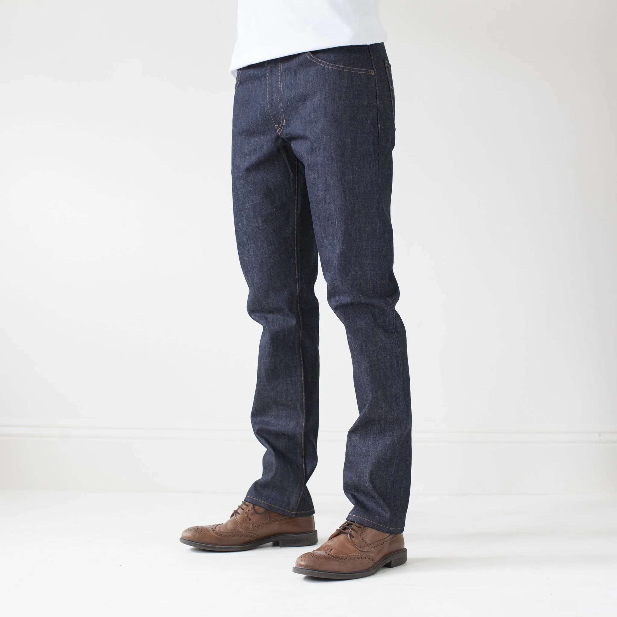 Model_sidefront_1420108_Mens_Jeans_Jones_211_Selvedge_Raw_2048x.jpg