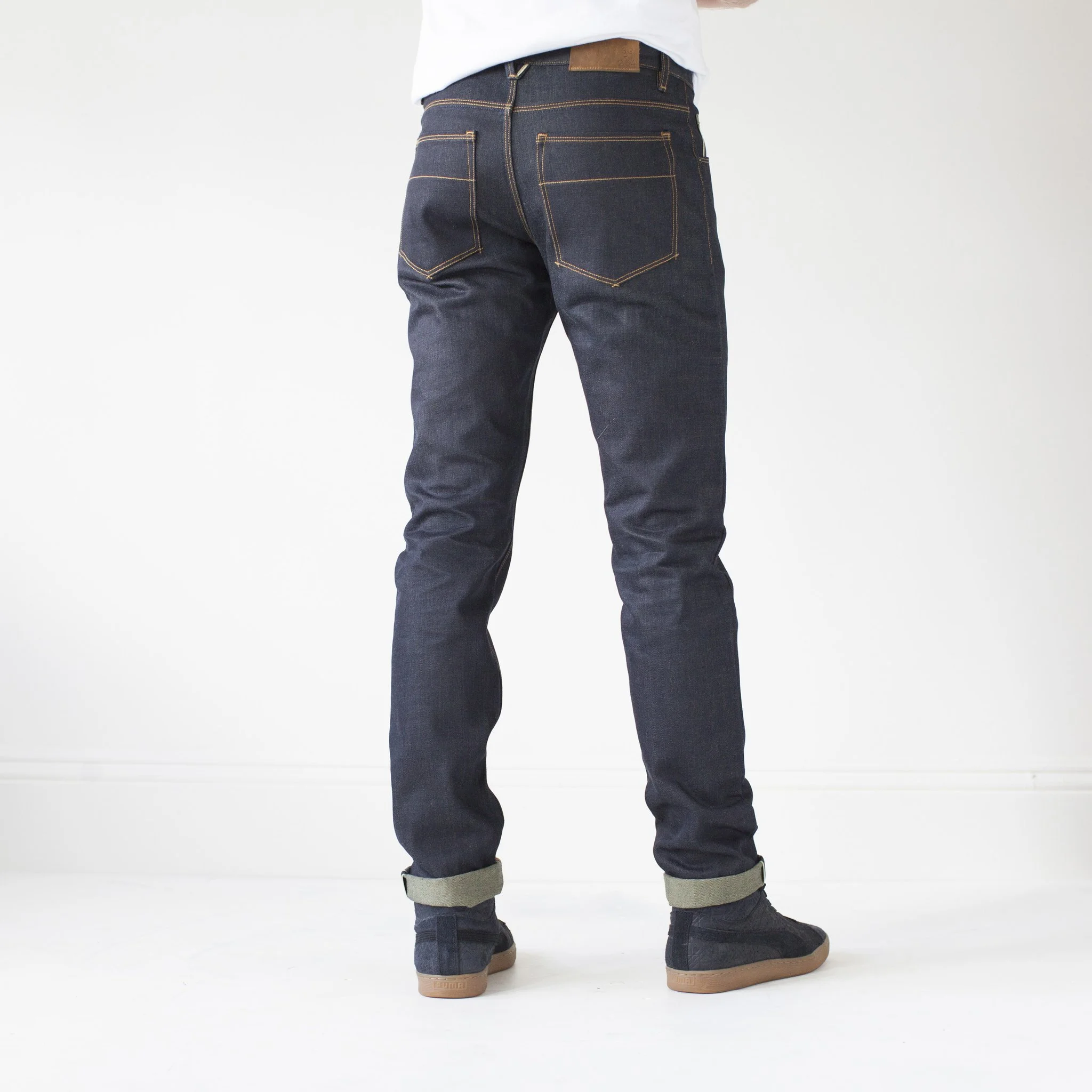 Model_sideback_1430108_Mens_Jeans_Jones_Original__OG__Selvedge_Raw_2048x.jpg