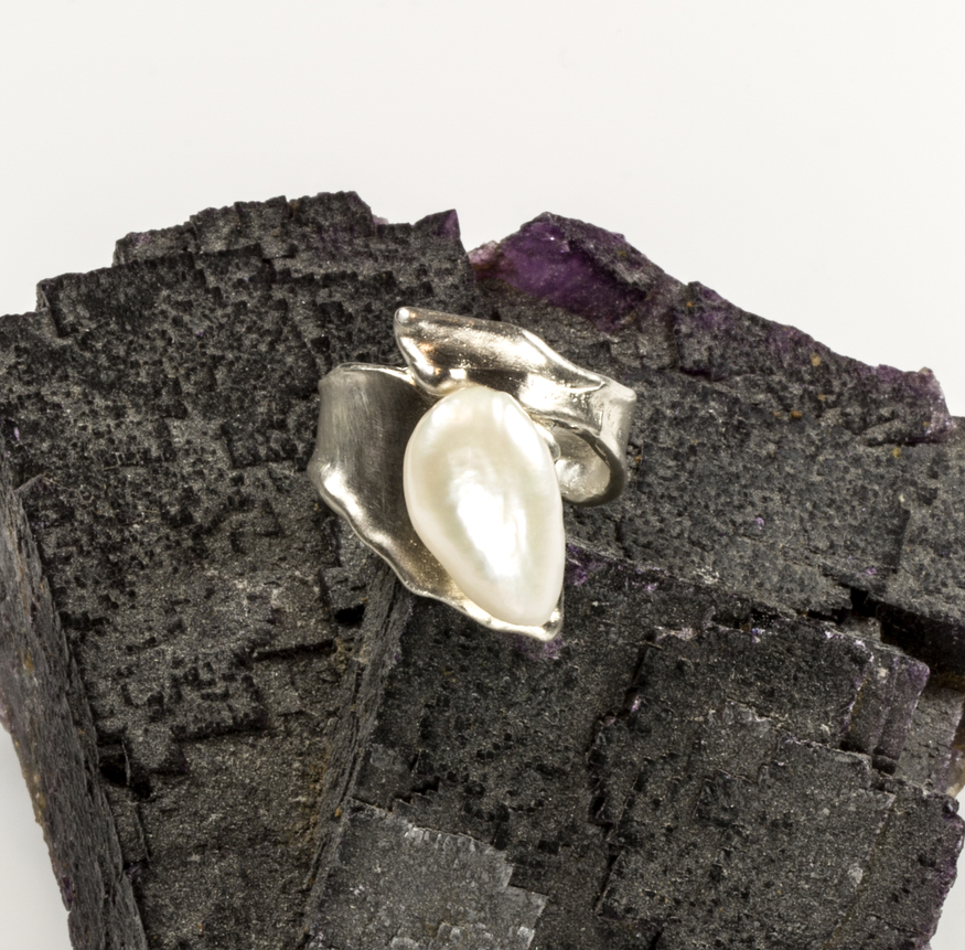 shorebreak ring in sterling silver with baroque cultured freshwater pearl
