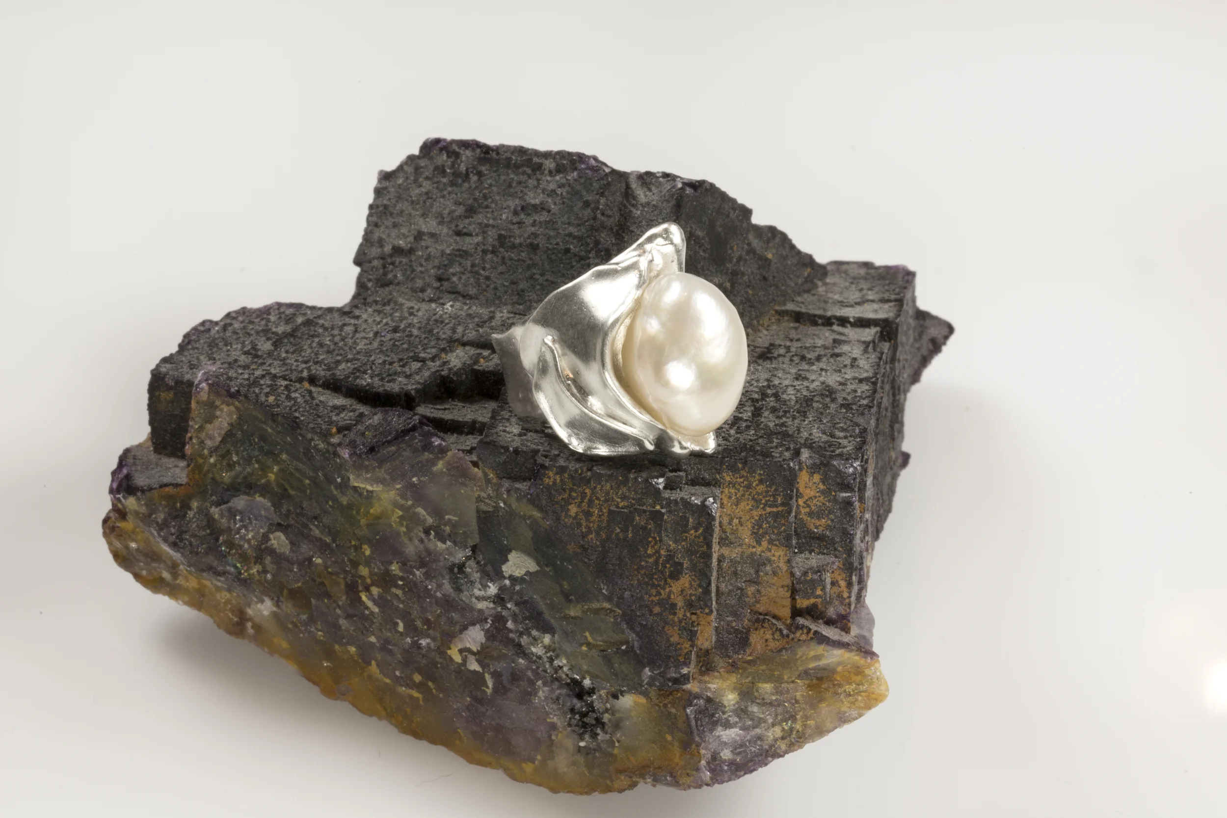 shellform ring in sterling silver with baroque cultured freshwater pearl