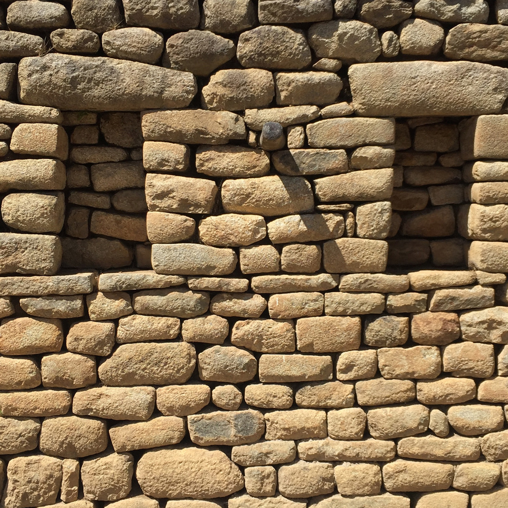  Trapezoidal stacked stone, a typical detail in Inka architecture, illustrates advanced mathematical skills used in building construction. 