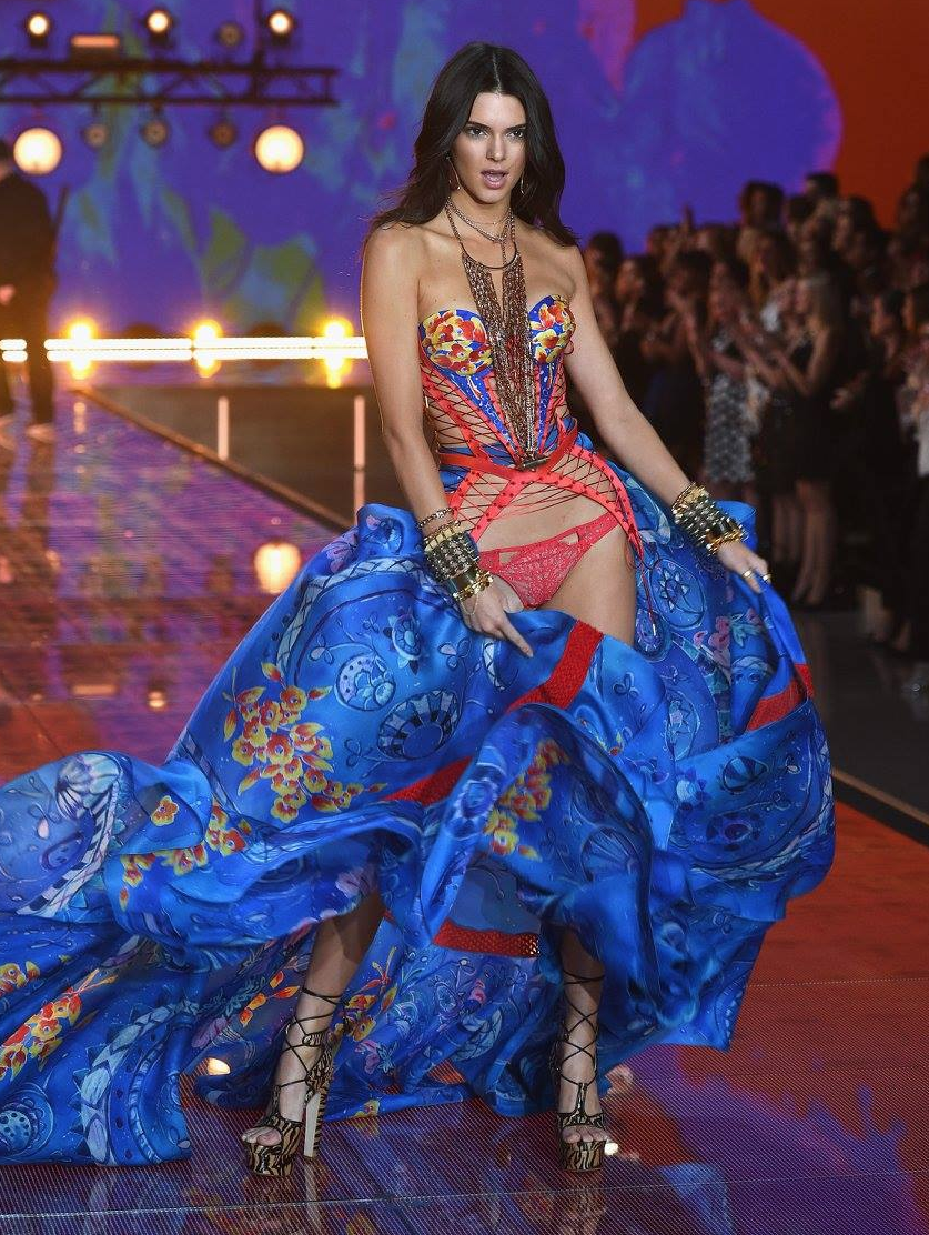 VICTORIA'S SECRET FASHION SHOW 2015