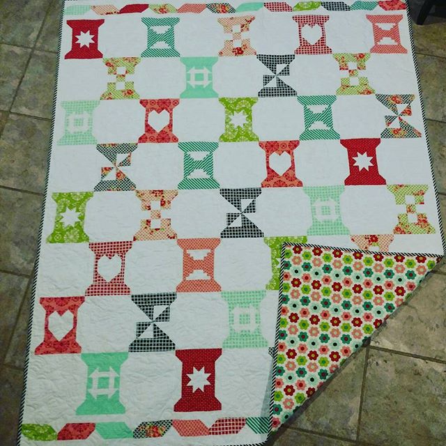 Come see this adorable quilt and pick up a kit! Loved making all the cute spools. 
#spoolsamplerquilt