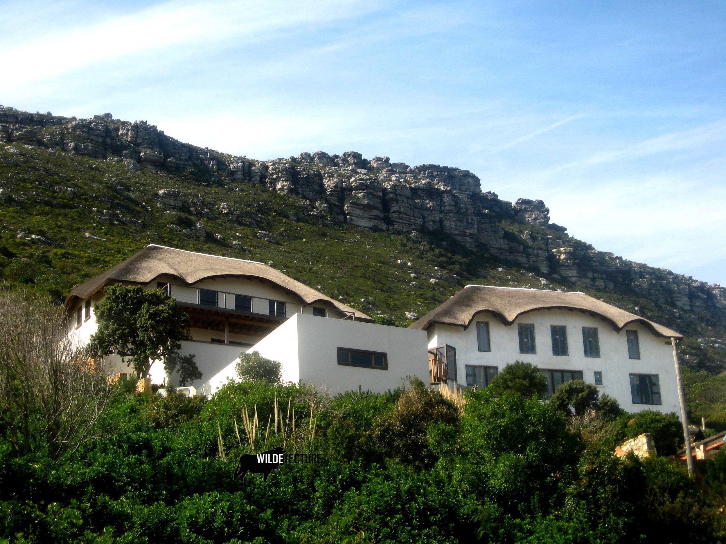 Having designed several homes with the mono pitch roof and the very man made straight line – wildetect 3 of 3 decided with this project to introduce the curve. Subtly in the cut of the roof sheeting and the fence line and in a few other areas. The