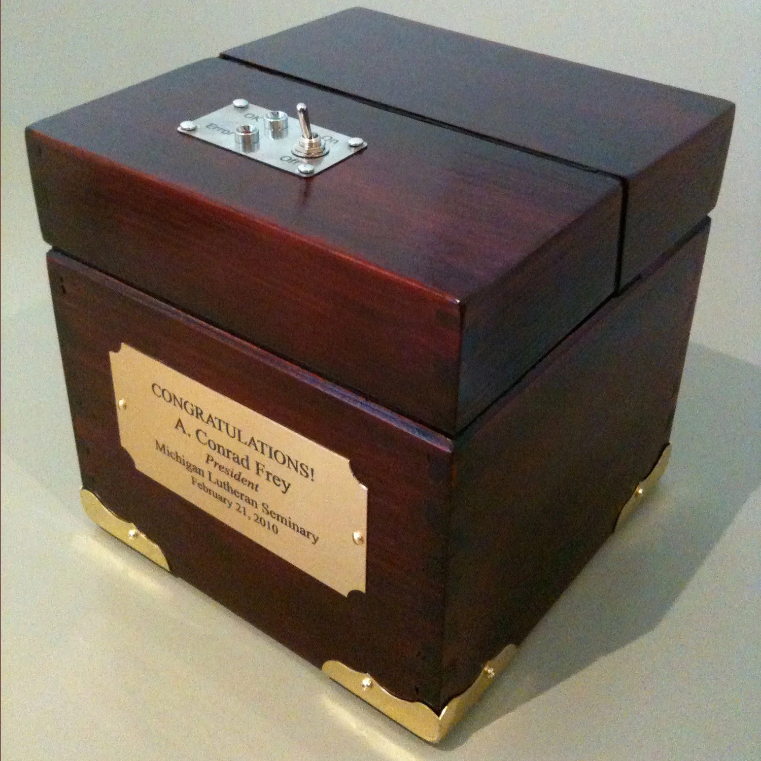 Ultimate-Useless-Machine-Gift.jpg