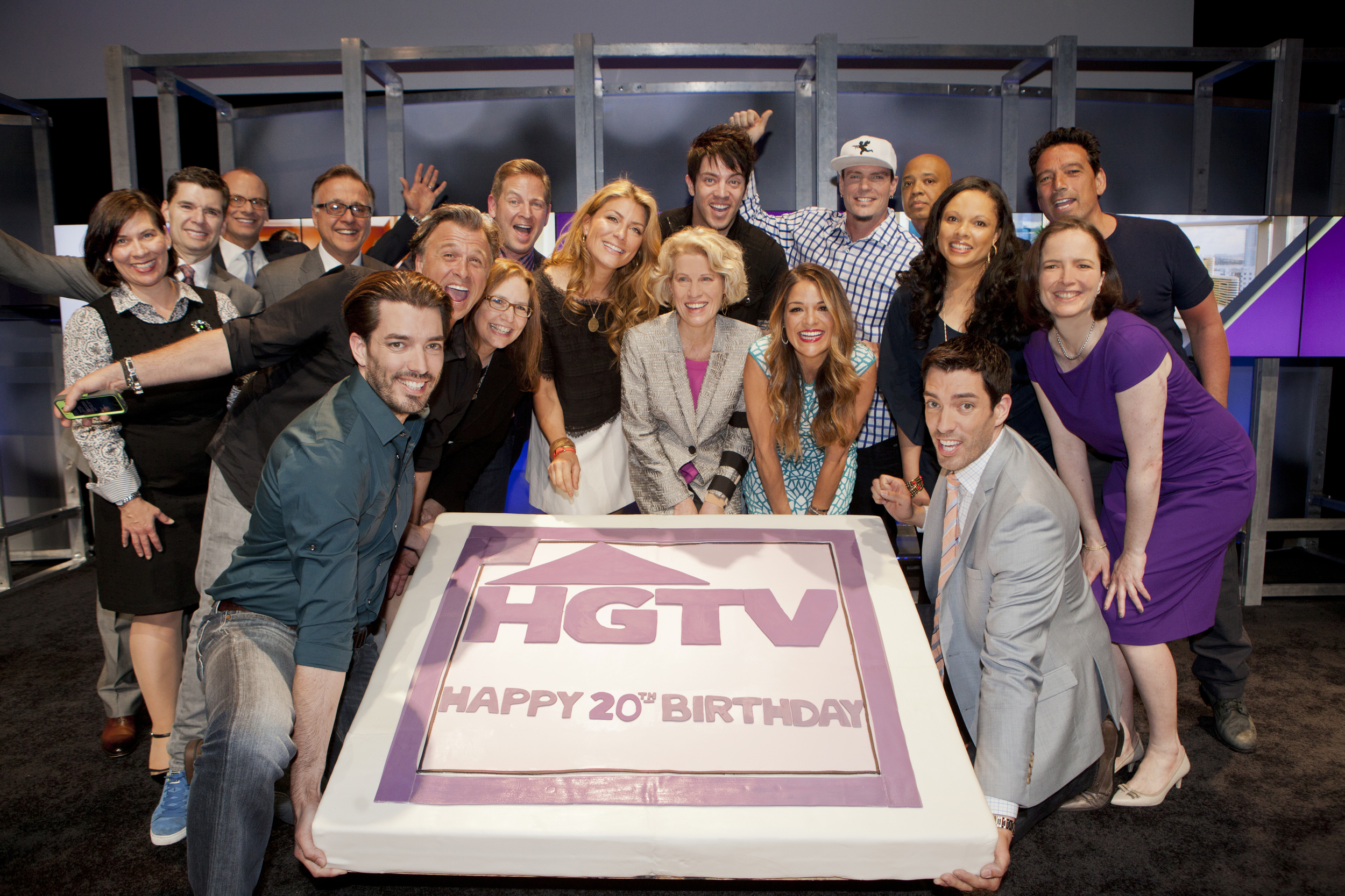 HGTV-DIY 20Year Cake.jpg
