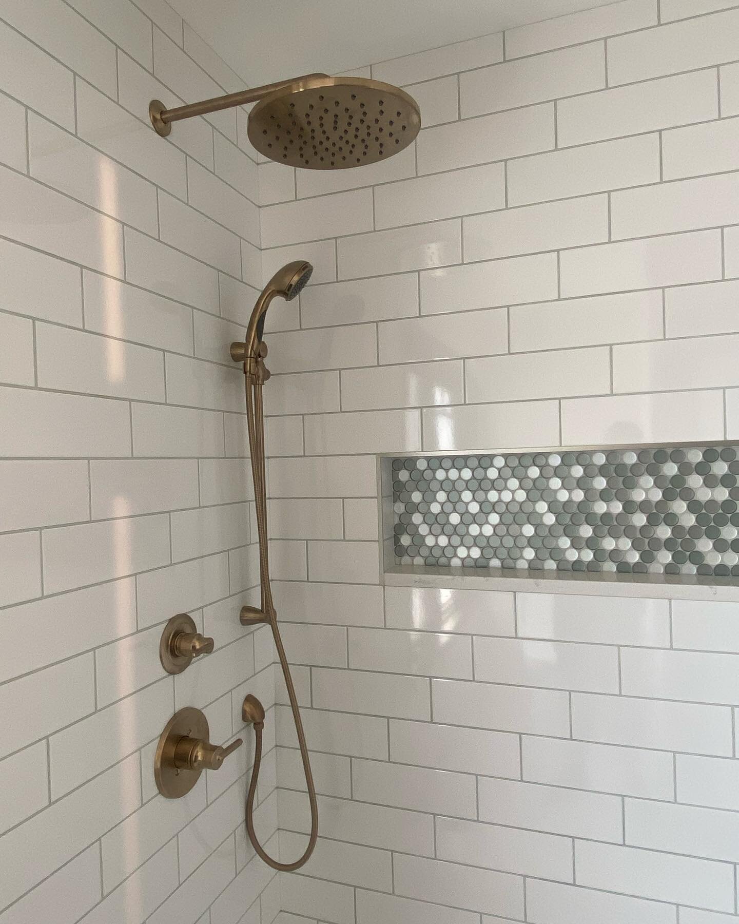 A little pop of colour 💚
-
#yegreno #yeglife #dreamhome #yegrenovations #yeghomes #yeg #yegcontractor #loveit #dreamshower #pennyrounds #goldhardware #champagne #yegbath #bathroomdesign #dreamshower