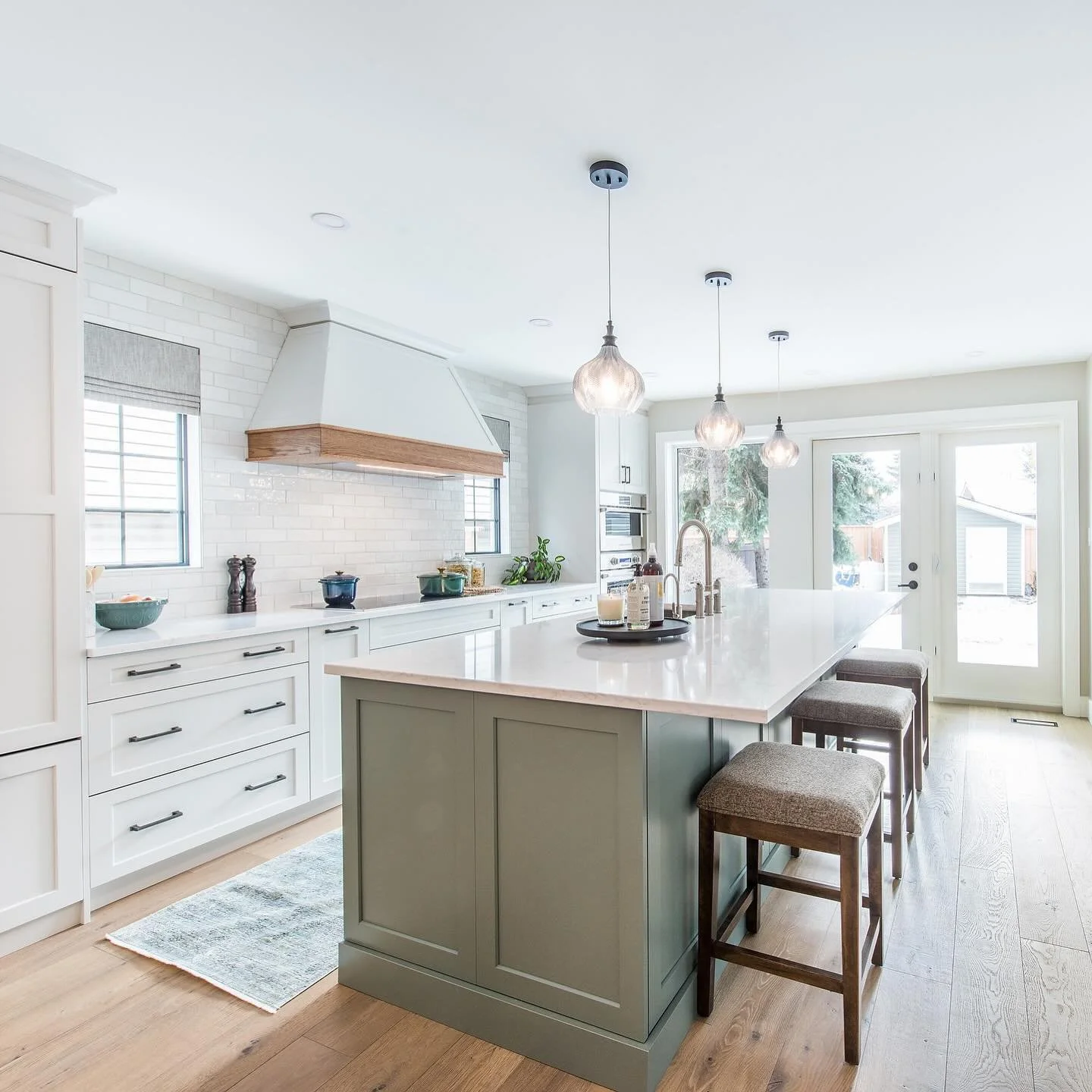 Inspired by north-eastern Scotland, Aberdeen green adds a splash of colour to this kitchen and pairs beautifully with its natural wood details. 

#designspotlight #yegrenovations #kitchendesign #interiordesign #yegcontractor #yeghomes