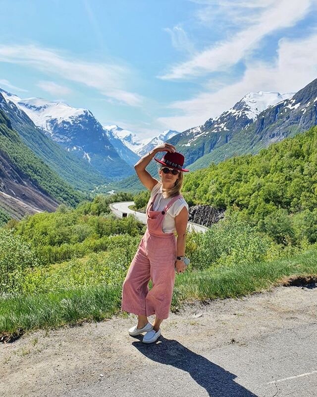 🙏🏻🌸 #stryn #norway 🏔 I have been coming here since I was a kid, learning the ropes and soaking up the snowboarding lifestyle and culture. This valley &amp; mountains holds a special place  in my heart 💗 Check my story for a virtual bike ride thr