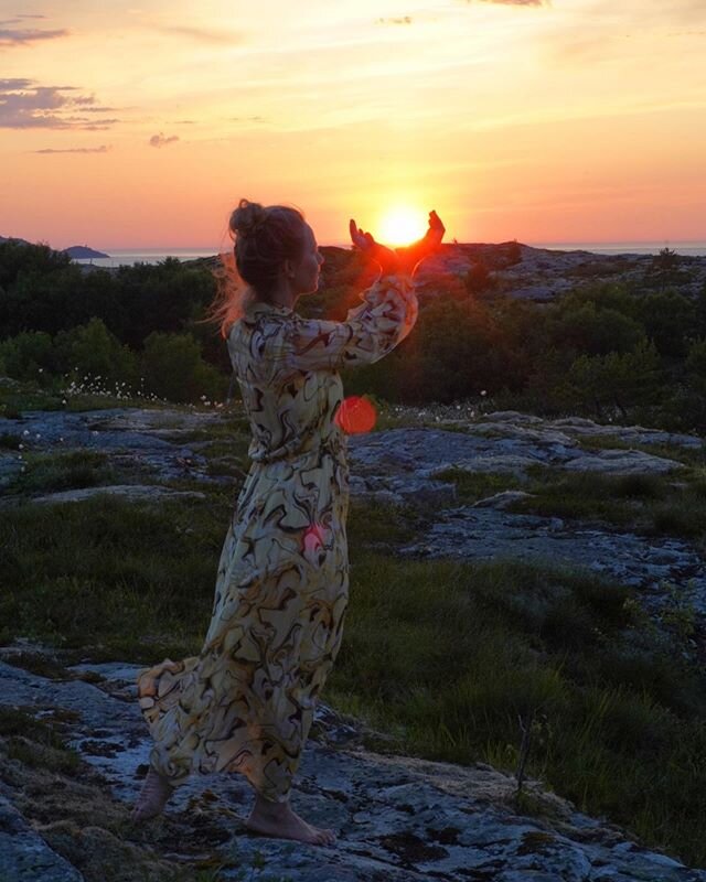 ☀️ Summer solstice + midnight sun at 64 degrees north makes for a magical experience. ☀️ ⠀
.⠀
.⠀
.⠀
Sommersolverv er tidspunktet når jorden er i det punktet av banen, der den nordlige halvkule heller sterkest mot sola. Når sola står i s&oslash;r m