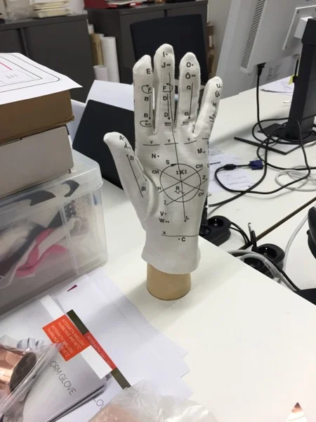 Das Lormalphabet auf einem Stoffhandschuh aufgezeichnet.