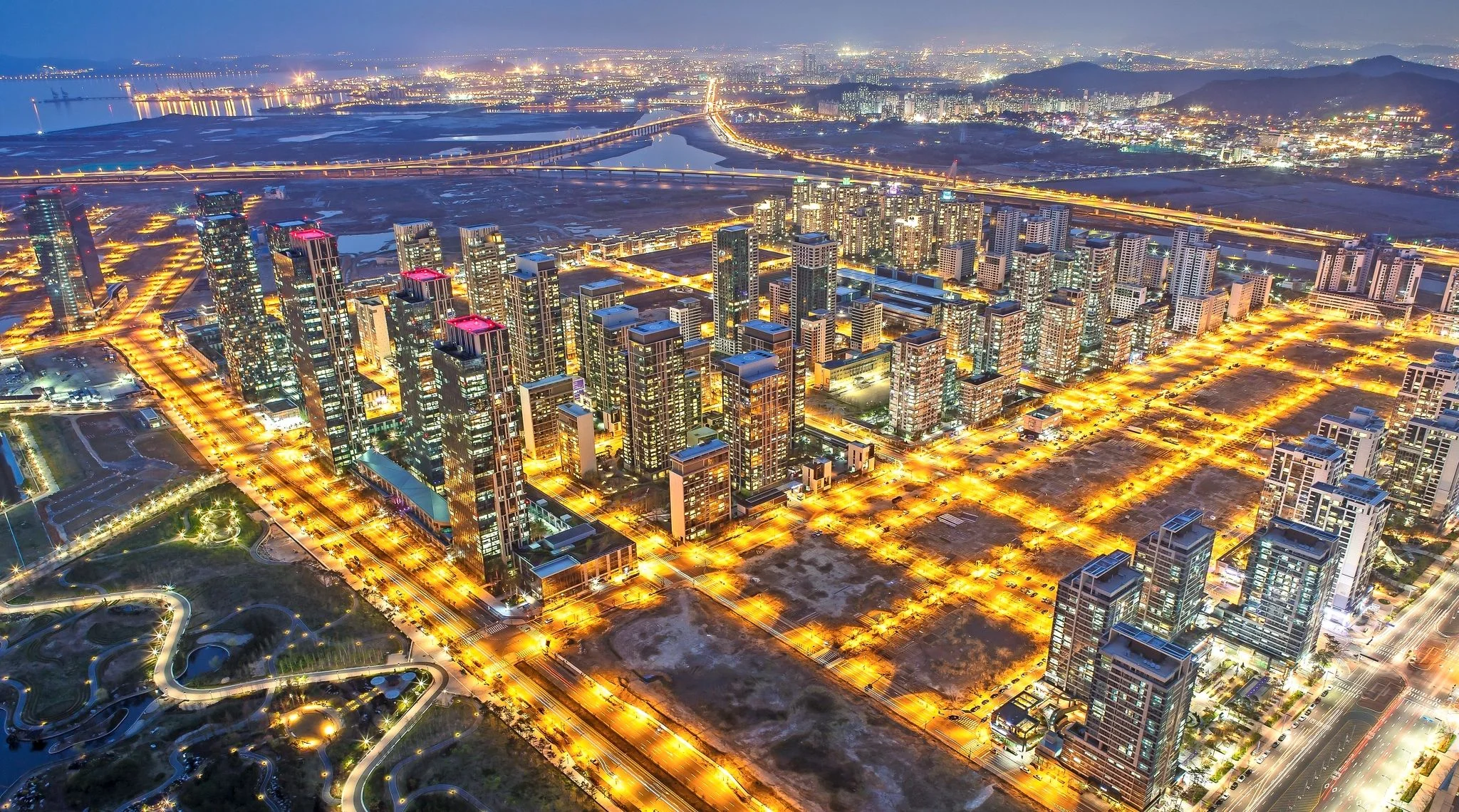 Eine Metropole wie eine Computer-Platine. Tech-Konzerne und Stadtplaner tüfteln an Smart Citys, in denen digitale Vernetzung und riesige Datenströme alles regeln. SonntagsZeitung, 1. November 2015 dok.sonntagszeitung.ch